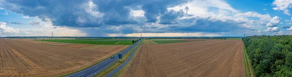 Dronové panorama bouřky s deštěm a dramatickými formacemi mraků nad Leeheimem v regionu Hessian Ried — Stock fotografie