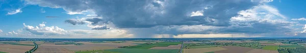 Drohnenpanorama eines Gewitters mit Regen und dramatischen Wolkenbildungen über Leeheim im hessischen Ried — Stockfoto