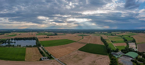 Dron panorama nad Hessian Fen s dramatickými oblačnými útvary a slunečními paprsky — Stock fotografie