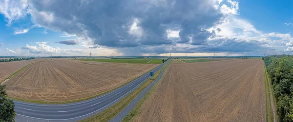 Drone panorama di un temporale con pioggia e drammatiche formazioni di nuvole su Leeheim nella regione dell'Assia Ried — Foto Stock