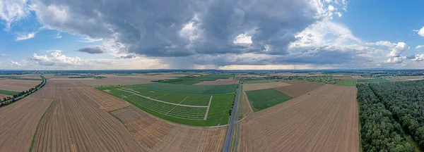 Dronové panorama bouřky s deštěm a dramatickými formacemi mraků nad Leeheimem v regionu Hessian Ried — Stock fotografie