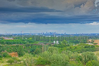 Frankfurt ufuk çizgisinin panoramik görüntüsü yazın güneybatı yönünden çekildi