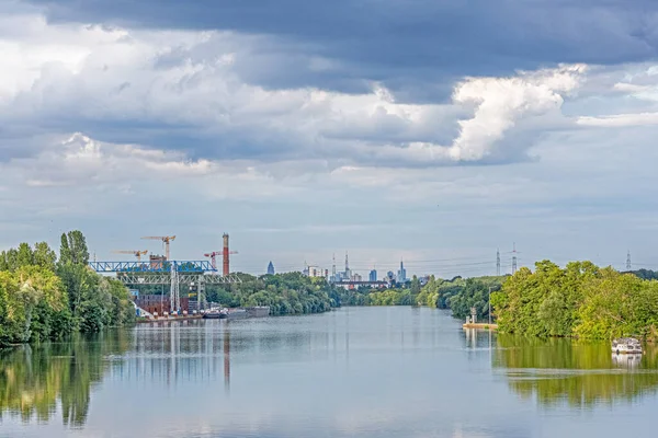 Frankfurt 'un ufuk çizgisinin fotoğrafı. Main, yaz güneşinde Eddersheim' in ana kilidinden büyük bir mesafeden çekilmiş.