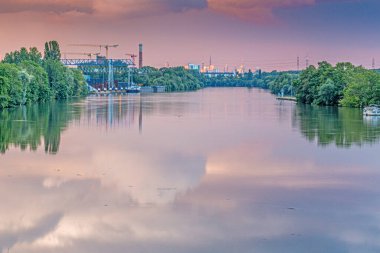 Frankfurt 'un ufuk çizgisinin fotoğrafı. Ana kilitten uzak bir mesafeden çekilmiş. Eddersheim' in akşam üstü çekilmiş.