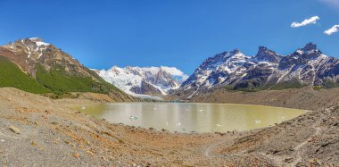 Patagonya 'daki Cerro Torre Buzul Gölü üzerindeki panoramik manzara