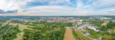 Frankfurt yakınlarındaki Alman güney Hessian kasabası Sprendlingen üzerindeki insansız hava aracı panoraması.
