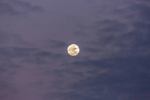 Bild Des Vollmondes Vor Buntem Abendhimmel Mit Leichten Wolken Sommer — Stockfoto