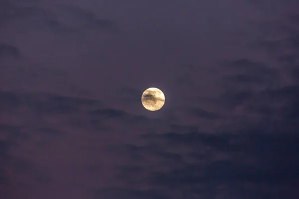 Gambar Bulan Purnama Terhadap Warna Warni Langit Malam Dengan Awan — Stok Foto