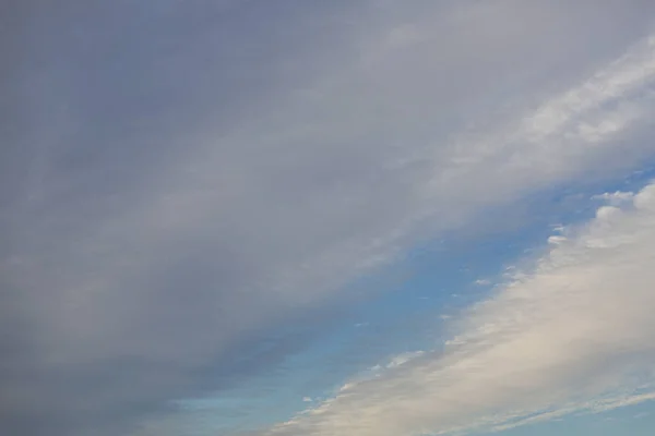 Изображение Красочного Вечернего Неба Легкими Облаками Летом — стоковое фото