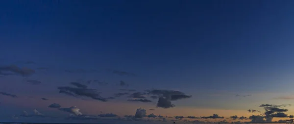 Obraz Kolorowego Wieczornego Nieba Lekkimi Chmurami Latem — Zdjęcie stockowe