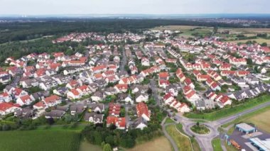 Yaz aylarında Frankfurt yakınlarındaki Güney Heffersian topluluğunun insansız hava aracı üstgeçişi videosu.