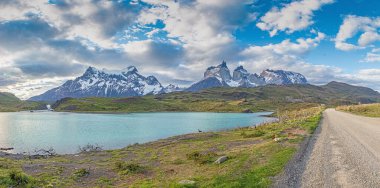 Patagonya 'nın Şili bölgesindeki Torres del Paine Ulusal Parkı' ndaki dağ kitlesinin panoramik görüntüsü