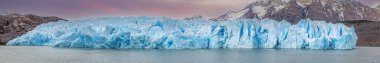 Patagonya 'daki Torres del Paine Ulusal Parkı' nda yaz aylarında buzdağları ile Iago Grey 'in üzerindeki panoramik görüntü