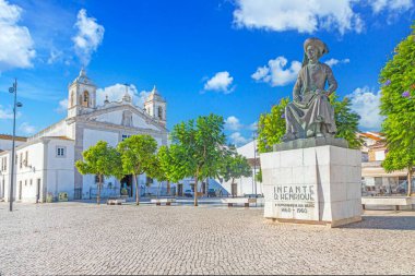 Infante Dom Henrique 'in tarihi heykeli ve Lagos Algarve Portekiz' deki Santa Maria kilisesi.