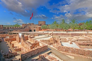 Silves kalesindeki arkeolojik harabeler ve kuleler. Algarve Portekiz 'de kırmızı taş duvarlar ve mavi gökyüzü..