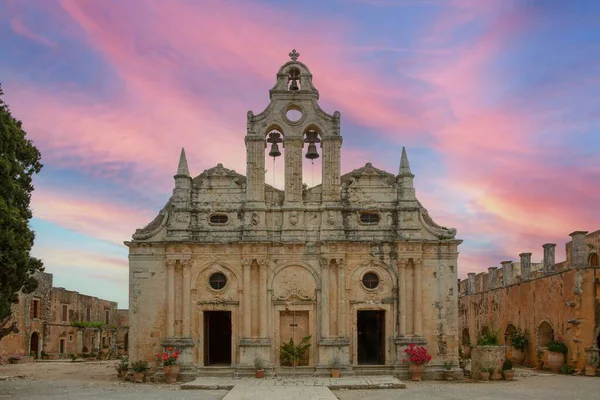 Yunanistan 'ın Girit kentindeki tarihi Arkadi Manastırı sıcak ve renkli akşam gökyüzüne sahip