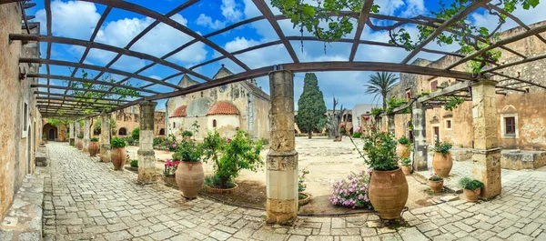 Arkadi Manastırı 'ndaki manzaralı bahçe manzarası çiçek dolu Girit Yunanistan' da kil çömlekler ve tarihi duvarlar