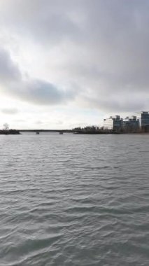 Dinamik alçak irtifa drone uçuşu gökyüzü ve ışığın yansımalarıyla pürüzsüz bir su yüzeyinde kayarak hız, özgürlük ve doğal güzelliğin sinematik bir sahnesini yaratır.