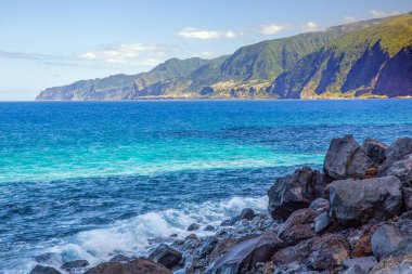 Jardim do Mar 'daki dik taş merdivenler Madeira' daki evlerin arasından Atlantik Okyanusu 'na kadar uzanan uçurumlar..