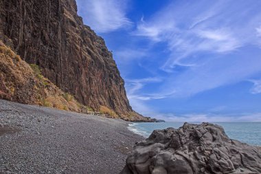 Cabo Girao 'nun sarp kayalıklarının altında Madeira adasındaki çakıl taşı plajı.