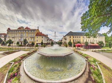 Karlovy Vary Çek Cumhuriyeti 'ndeki tarihi binalarla çevrili merkez çeşme meydanının panoramik manzarası.