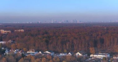 Moerfelden Walldorf üzerindeki insansız hava aracı Frankfurt 'un ufuk çizgisini, yoğun havaalanını ve Feldberg ile uzak Taunus dağlarını açık gün ışığında gösteriyor. Şehir manzarası ve seyahat görüntüleri için ideal.