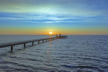 Baltık Denizi 'nin üzerindeki sıcak sabah ışığında Groemitz rıhtımının havadan görünüşü