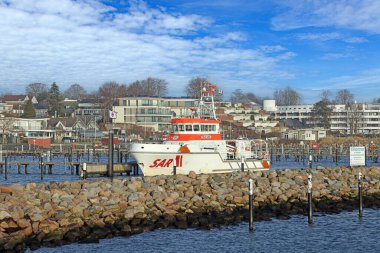Kurtarma gemisi Groemitz limanında demirlemiş. Almanya 'nın Baltık Denizi kıyısında rıhtım ve kıyı kasabası var.