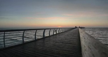 Groemitz rıhtımında renkli alacakaranlık altında Baltık Denizi 'ne giden zaman dilimi videosu