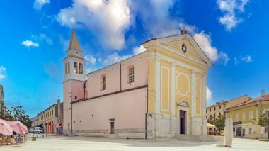 Porec Hırvatistan 'daki Euphrasian Bazilika Kilisesi Pastel çan kulesi ve mavi gökyüzünün altındaki tarihi şehir meydanı