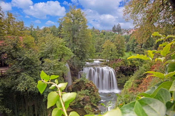 Rastoke Hırvatistan 'da şelale ve yemyeşil ormanın panoramik manzarası akan su ve manzaralı nehir manzarası