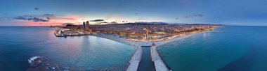 Akdeniz kıyısı boyunca parlayan gökyüzü sahili ve marinası olan Barcelona 'nın günbatımı manzarası. Dramatik renkli gökyüzü ve şehir ışıkları seyahat ve turizm kavramları için ideal.