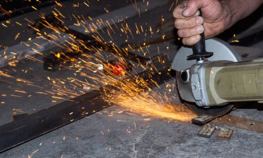 Metal testereyle çalışan işçi 