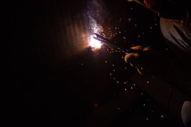 Karanlıkta nalbant işi