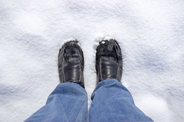 Bilinmeyen adam karda duruyor.