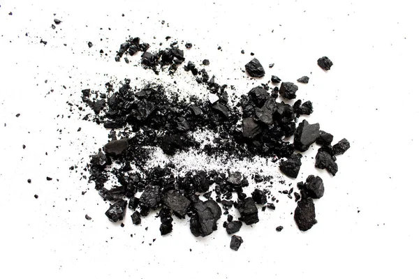kömür beyaz arkaplanda izole edildi 