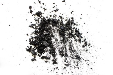 kömür beyaz arkaplanda izole edildi 
