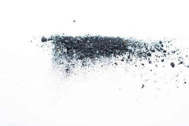 Beyaz arka planda izole edilmiş kara barut.