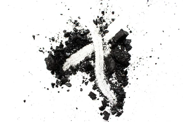 kömür beyaz arkaplanda izole edildi 