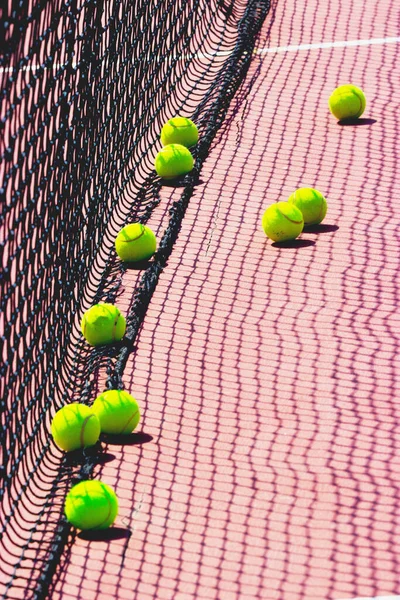 Tennisbälle Der Nähe Des Gitters — Stockfoto