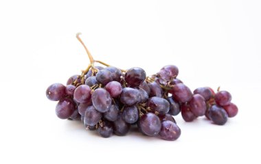 Beyaz arkaplanda siyah üzümlerin soyutlanması