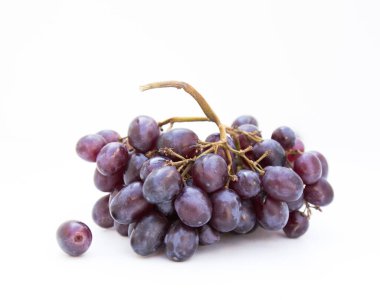 Beyaz arkaplanda siyah üzümlerin soyutlanması