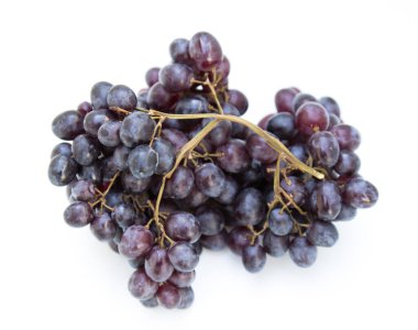 Beyaz arkaplanda siyah üzümlerin soyutlanması