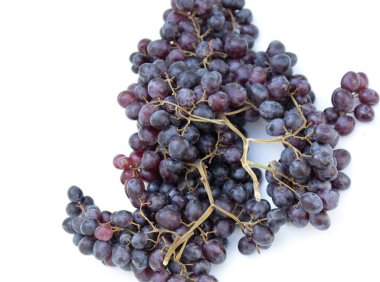 Beyaz arkaplanda siyah üzümlerin soyutlanması