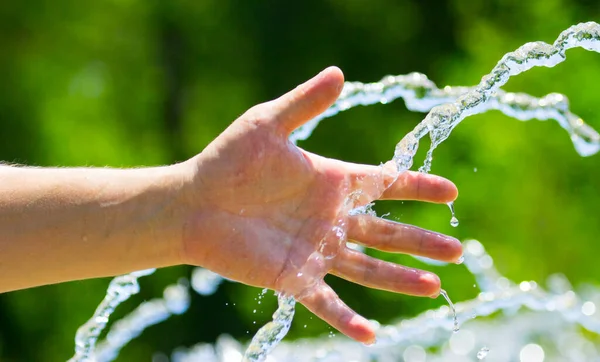 Fıskiyeye elini koy.