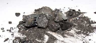 siyah kömür üstüne beyaz
