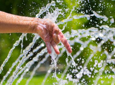 Fıskiyeye elini koy.