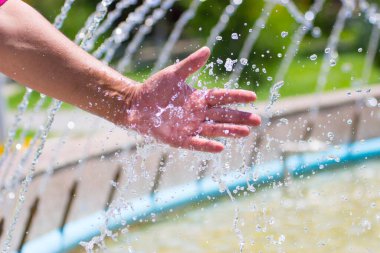 Fıskiyeye elini koy.