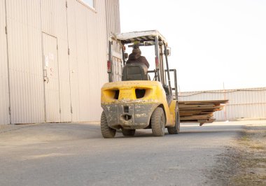 Kamyon şehirde bir yolda park halinde.