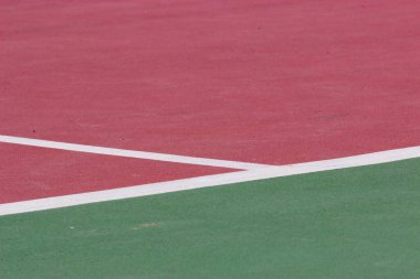 Tenis kortu yüzeyi kapanıyor.